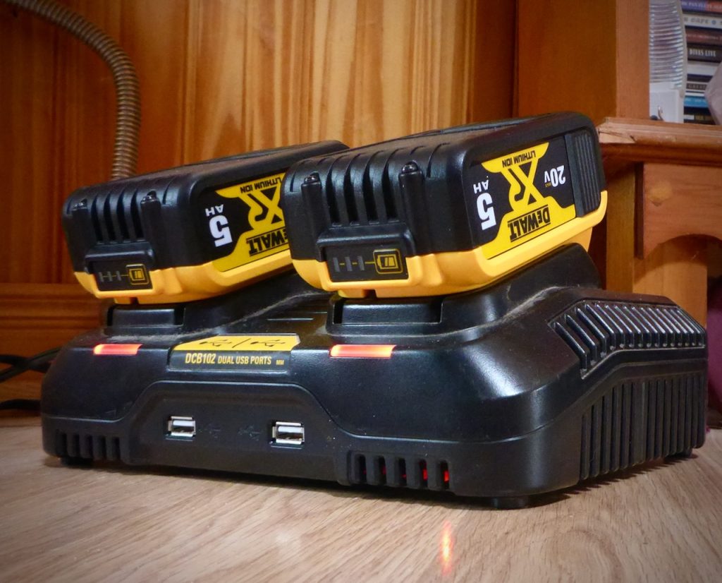 Chargeur de batteries d’outils dewalt branché sur une prise 230 V