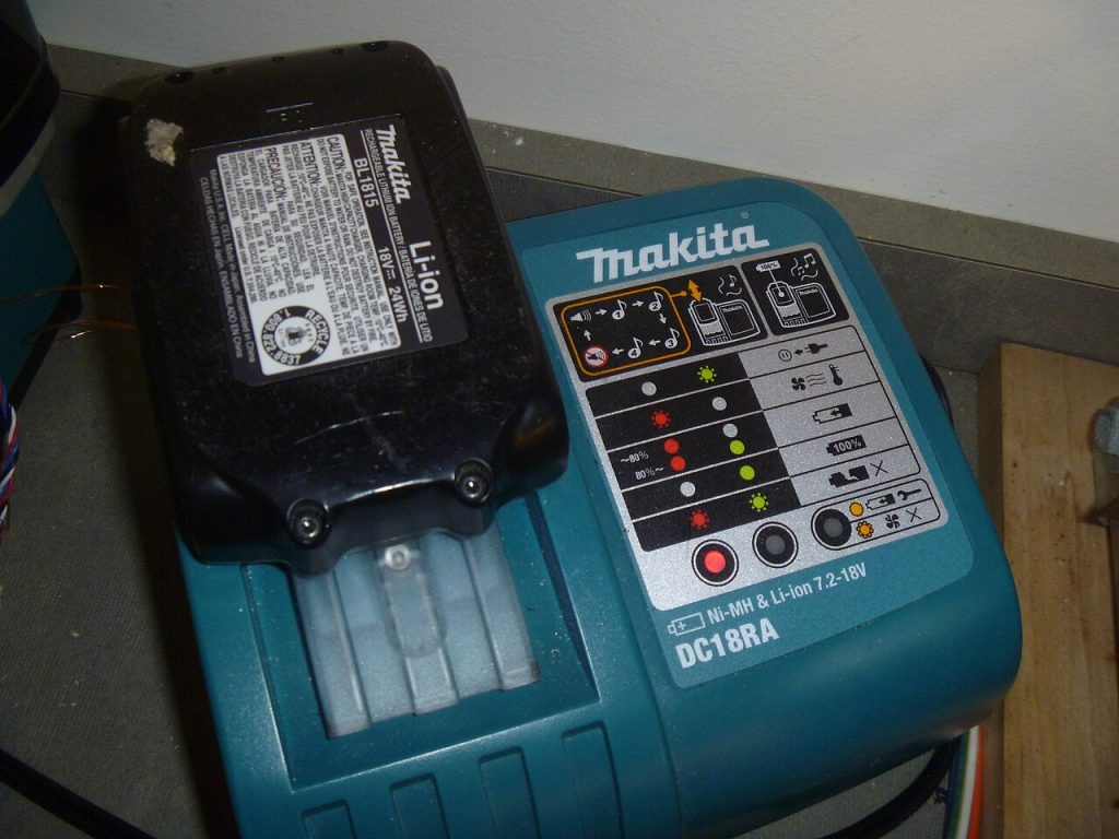 Chargeur de batteries d’outils makita branché sur une prise 230 V
