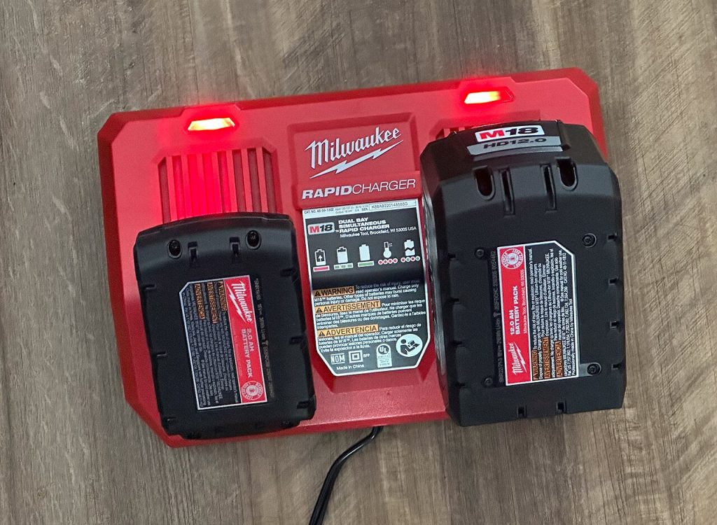 Chargeur de batteries d’outils milwaukee branché sur une prise 230 V