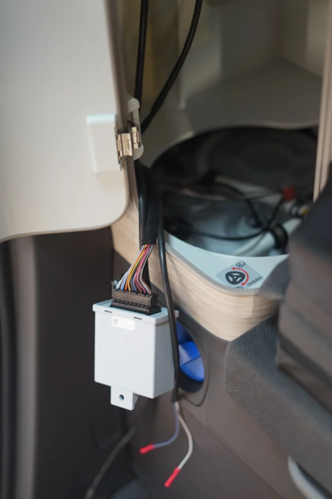 Boîtier électronique multiplexé du faisceau d’attelage posé dans un VW T7 aménagé