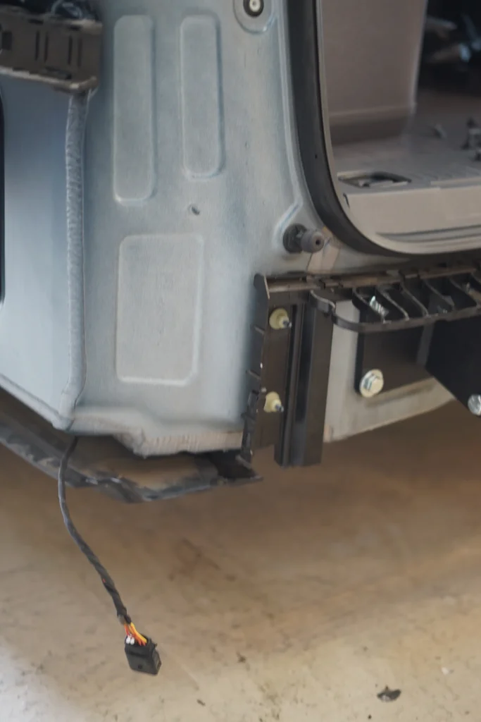 Connecteur du faisceau d’attelage sous la traverse arrière d’un Volkswagen T7