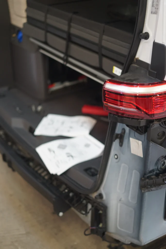 Pose d’un attelage sur Volkswagen T7 Multivan, pare-chocs arrière déposé à l’atelier