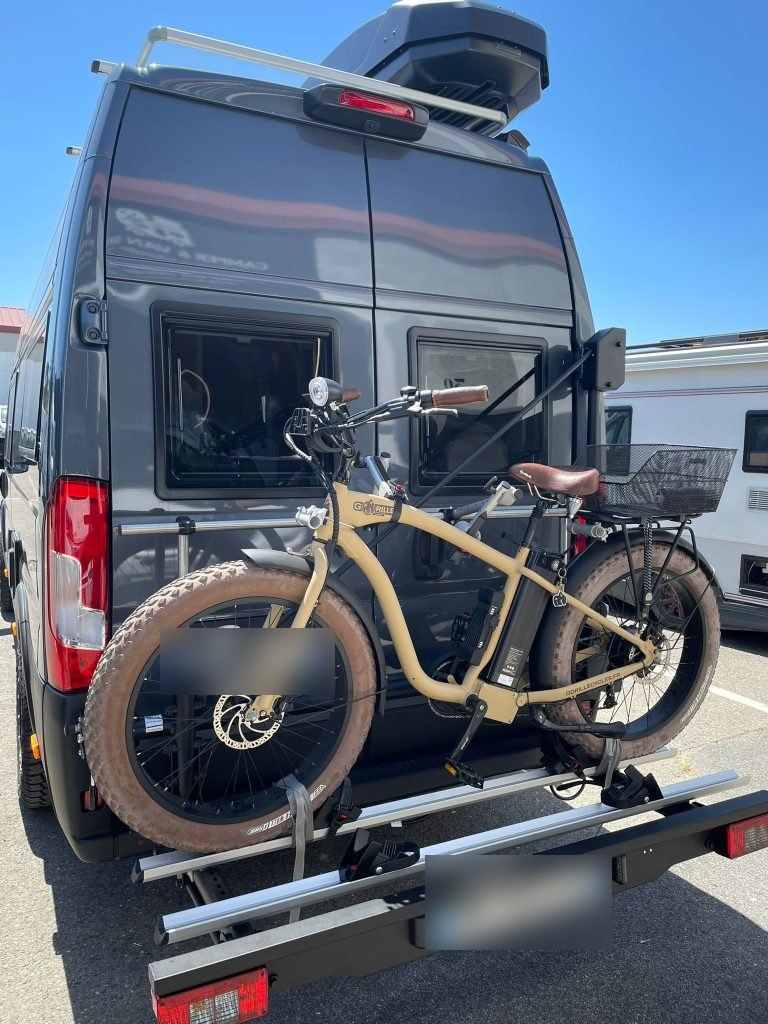 Porte-vélos AL-KO Trigo Van avec fatbike électrique posé sur un Fiat Ducato aménagé à Anglet