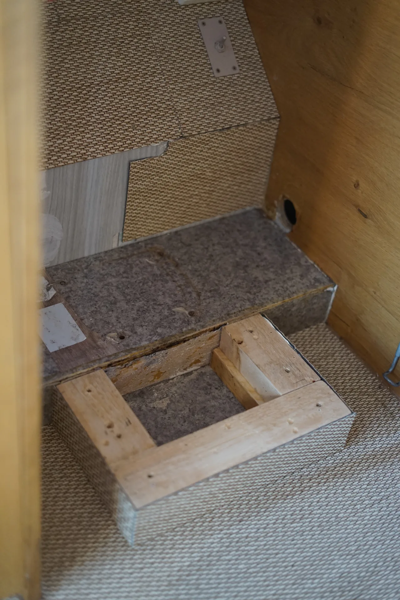 Structure support des toilettes sèches en cours de montage dans la salle d'eau du van aménagé