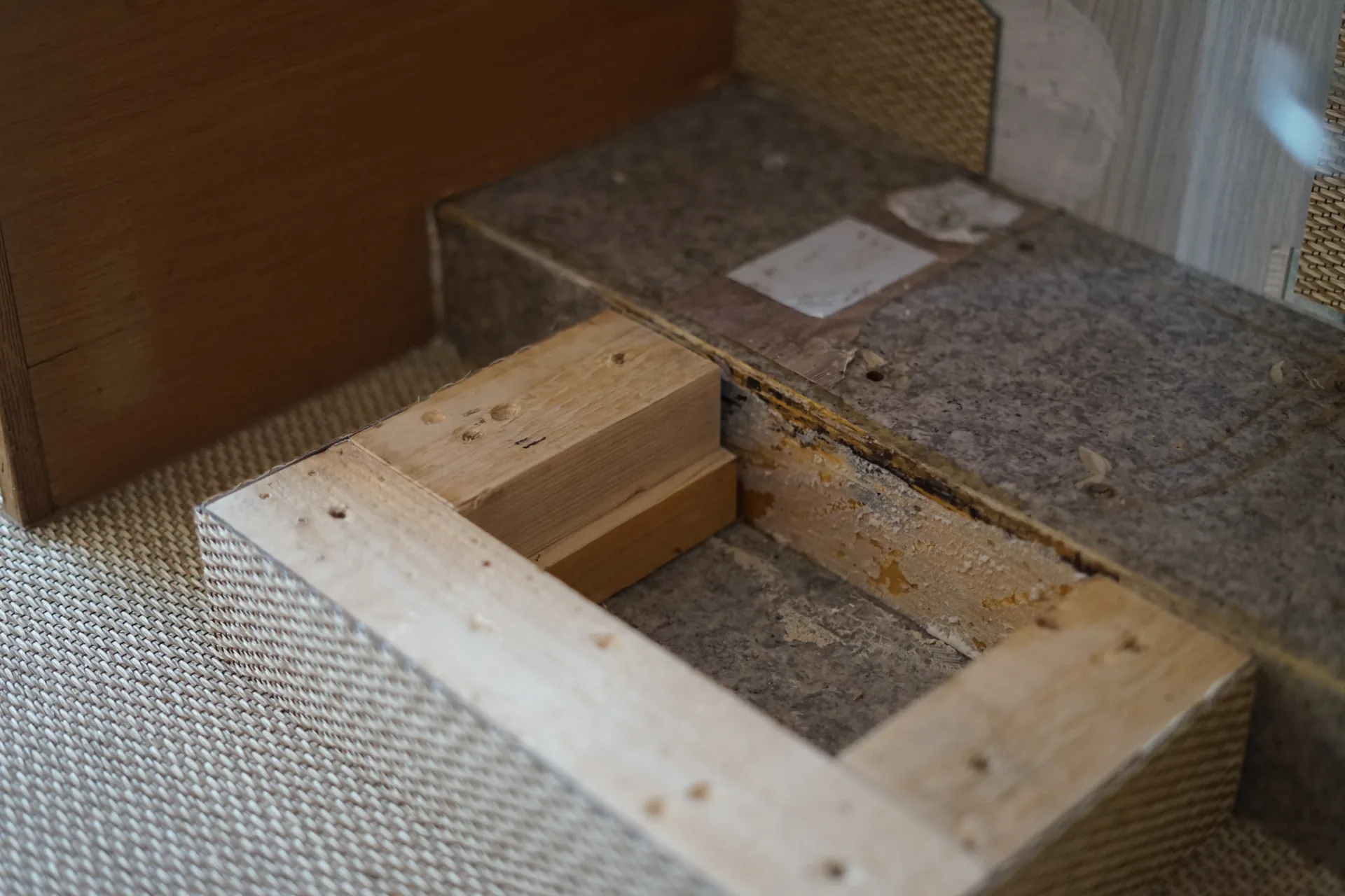 Support en bois massif préparé au sol du van pour recevoir le caisson de toilettes sèches, ancien emplacement déposé
