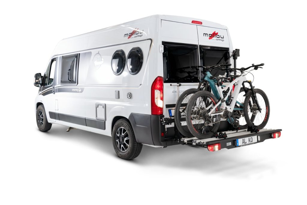 AL-KO Trigo Van chargé de deux VTT électriques sur un Fiat Ducato
